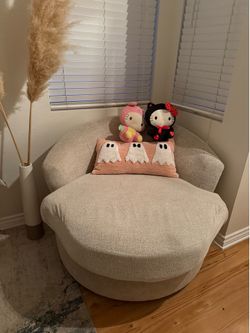 Round Couch (Reader Couch)