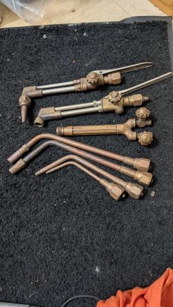 Victor torch set up & a second cutting torch head 2- rosebuds 2- welding tips all 7 pieces for $200