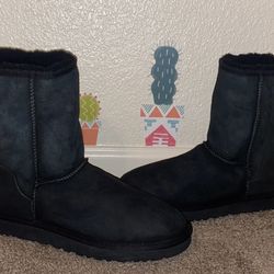 UGG woman’s classic short boots (Size:10)
