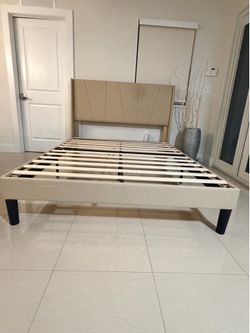 Queen Upholstered Platform Bed Frame (Einfach) – Like New!