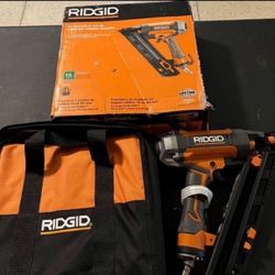 RIDGID Pneumatic 15-Gauge 2-1/2 in. Angled Finish Nailer with CLEAN DRIVE Technology, and Tool Bag