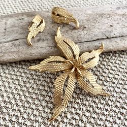 60s Monet 24ct Gold Plate Textured Floral Brooch & Earrings Set