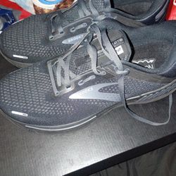 Men's Brooks Shoes Size 10.5 Brand New Never Worn 35$
