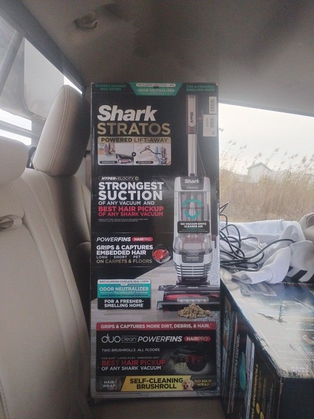Shark Stratos Powered Lift -Away