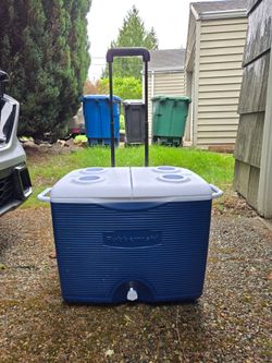 Rubbermaid Cooler with Wheels