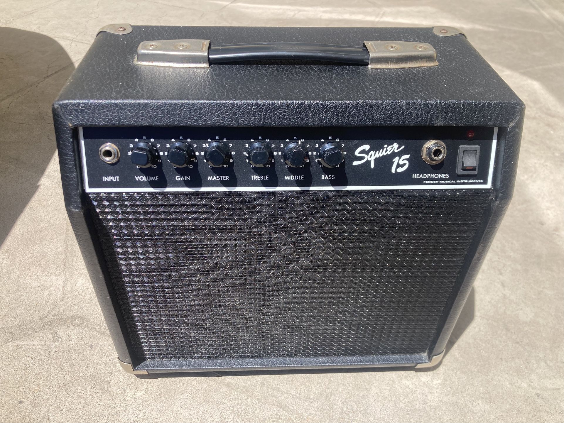 Squier Fender 15 Guitar Amplifier Amp