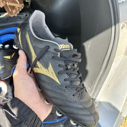 Mixuno soccer cleats size 11