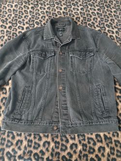 Men's Black Denim Jacket (size large)
