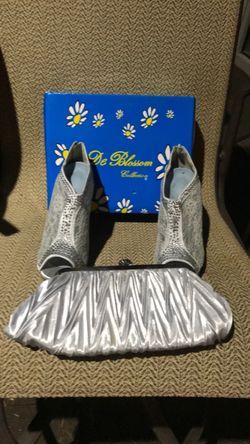 De Blossom collection woman’s Yael-9 lace bridal high heels with purse