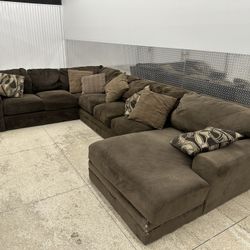 (FREE DELIVERY) Large Brown Sectional 