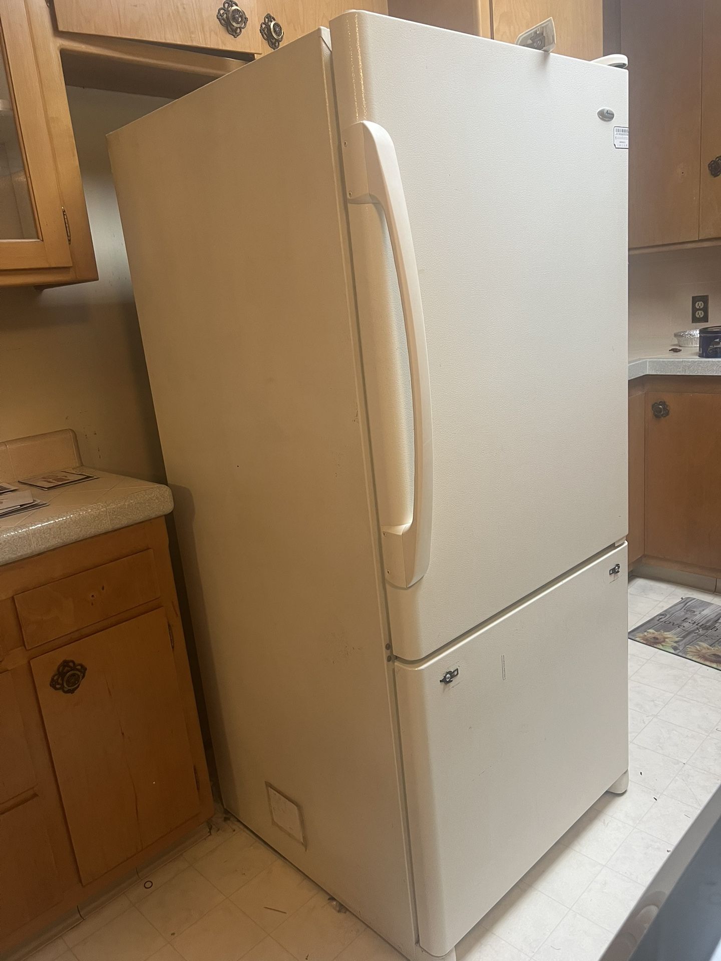 White Whirlpool Bottom Freezer Refrigerator – Works Great!