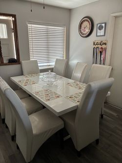 Dinning table/ chairs