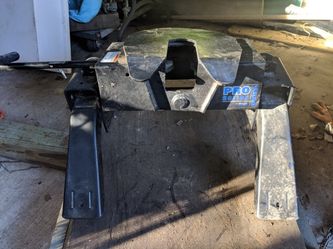 Fifth wheel attachment truck trailer