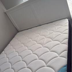 Dream Cloud Like New King Mattress