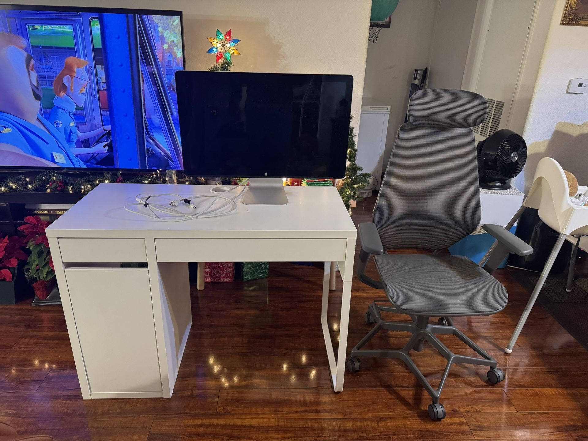 IKEA MICKE White Desk AND STYRSPEL Dark Gray Gaming Chair