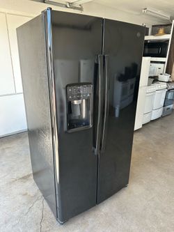 GE Refrigerator (1 month warranty)