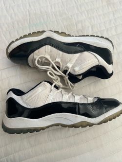 Jordan 11’s Black and White Size 3 Boys