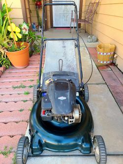 ~PUSH GAS LAWNMOWER IN GREAT WORKING CONDITION TURNS ON FAST AND EASY~