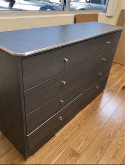 Eight drawers dresser