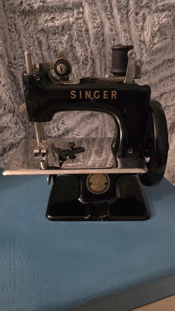 Singer Model 20 Sewhandy Child's Sewing Machine - Vintage Toy w/ Case - 1950s Great Britain