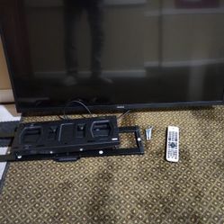 TV TOSHIBA 43INCH W WALL MOUNT &HARDWARE INCL LIKE NEW WORKS GREAT $125