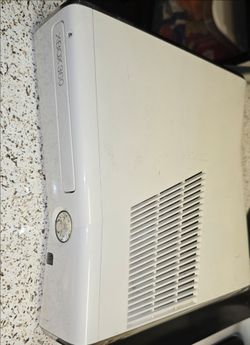 Xbox 360 slim white like new( console only )