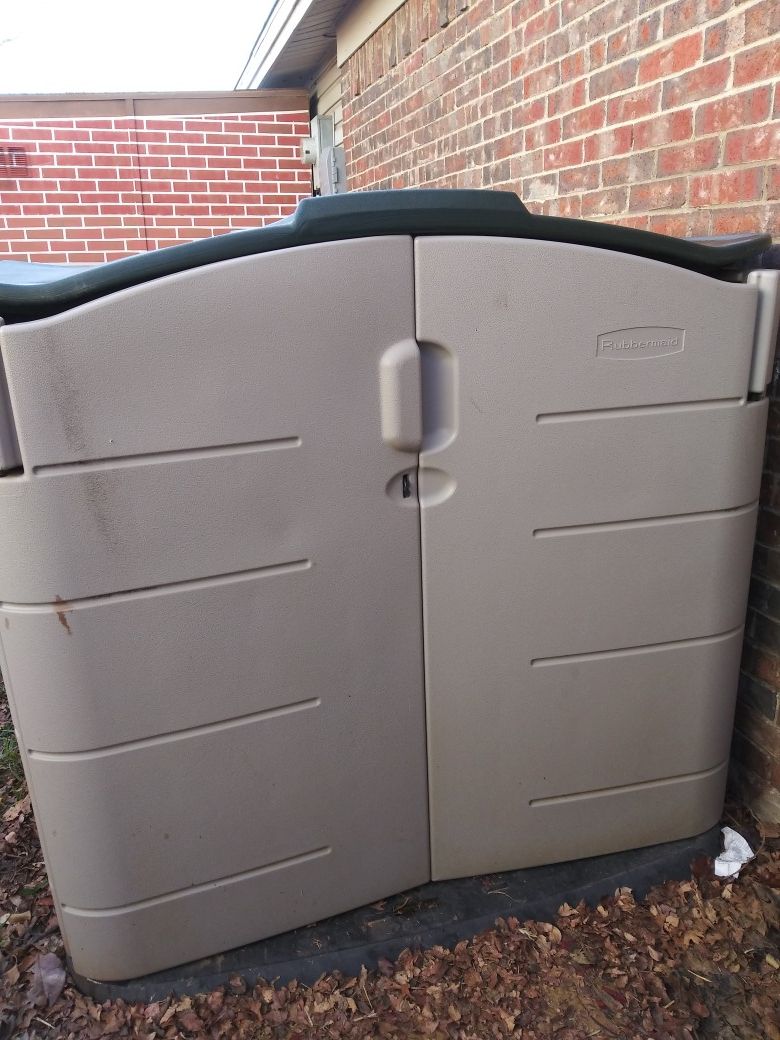 Rubbermaid 6X6 lawn mower shed