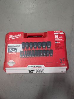 Milwaukee SHOCKWAVE 1/2" Drive SAE 6-Point Impact Socket Set (19-Piece).