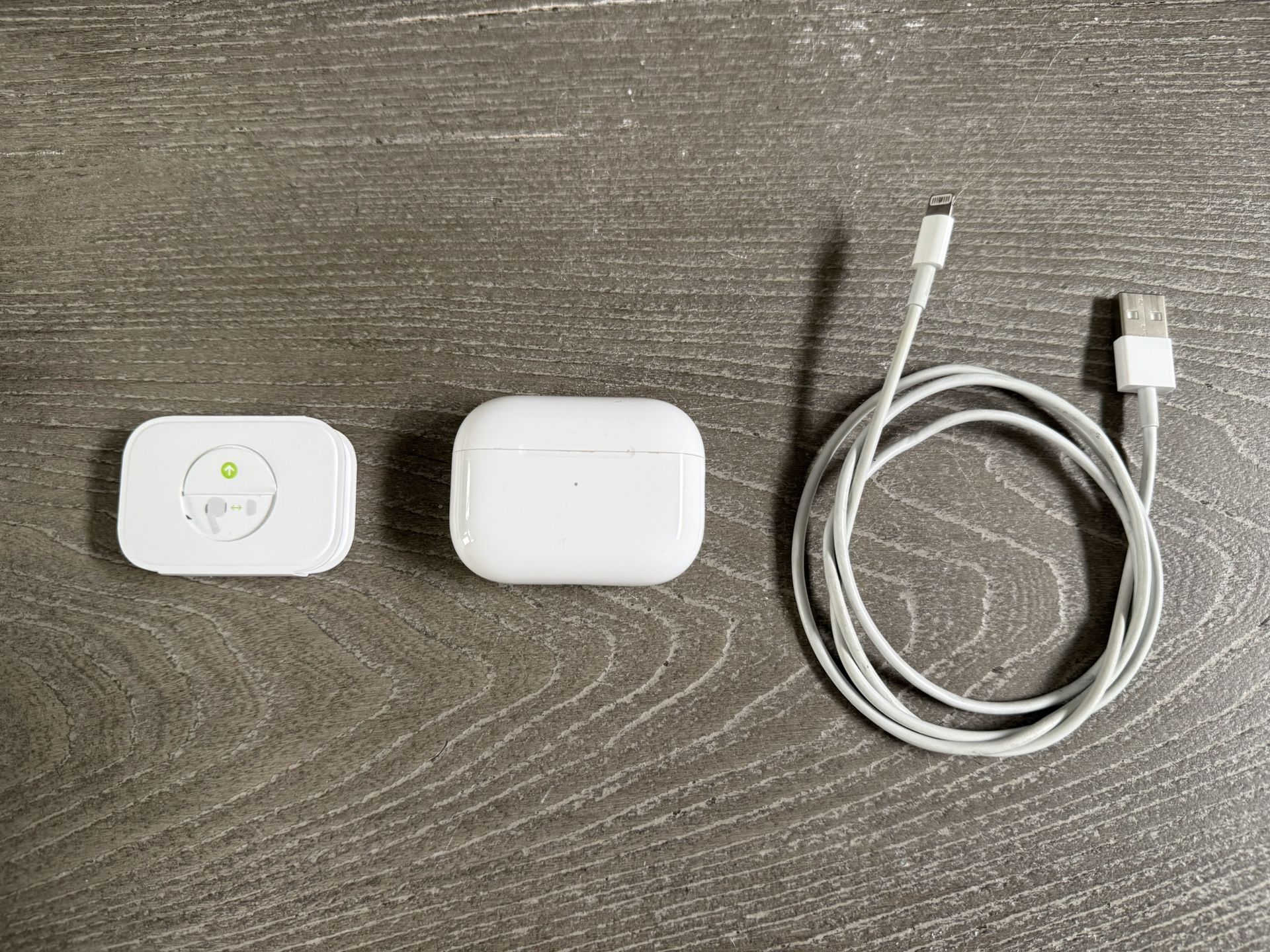 Apple AirPods Pro 2nd Generation MagSafe Wireless Headphones with Charging Case & Apple Lightning to USB Charging Cable Used
