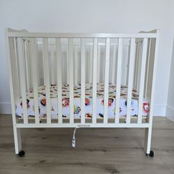 Baby Crib With Mattress. 