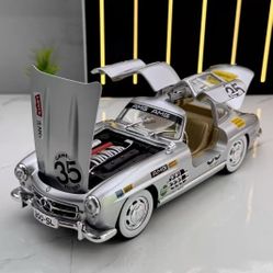 1:24 Mercedes-Benz 300SL pulling version of the classic car alloy collection of custom models classic silver car model with lights back to power