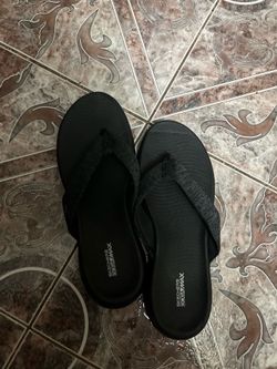 Women’s size 10 sketchers flip flops