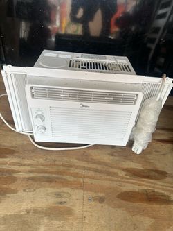 Midea 5,000 BTU Mechanical Window Air Conditioner