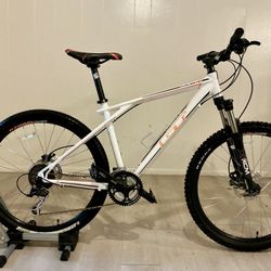Gorgeous GT Mountain Bike (1-owner) - Like New, Disc brakes, Free Extras 