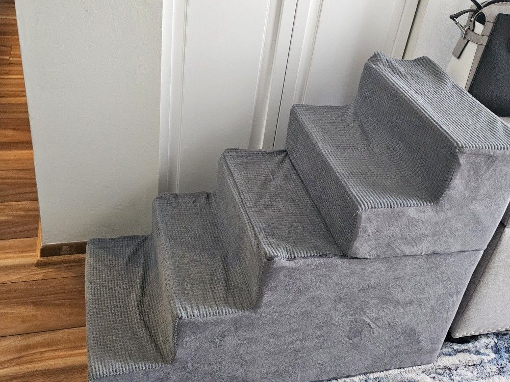 Almost New 5-Step Dog Stairs