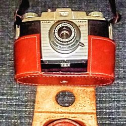 vintage 1950's Kodak pony 135 film camera. 