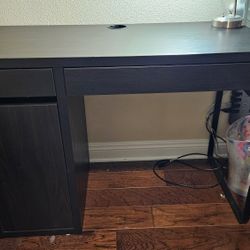 Simple Desk And Chair