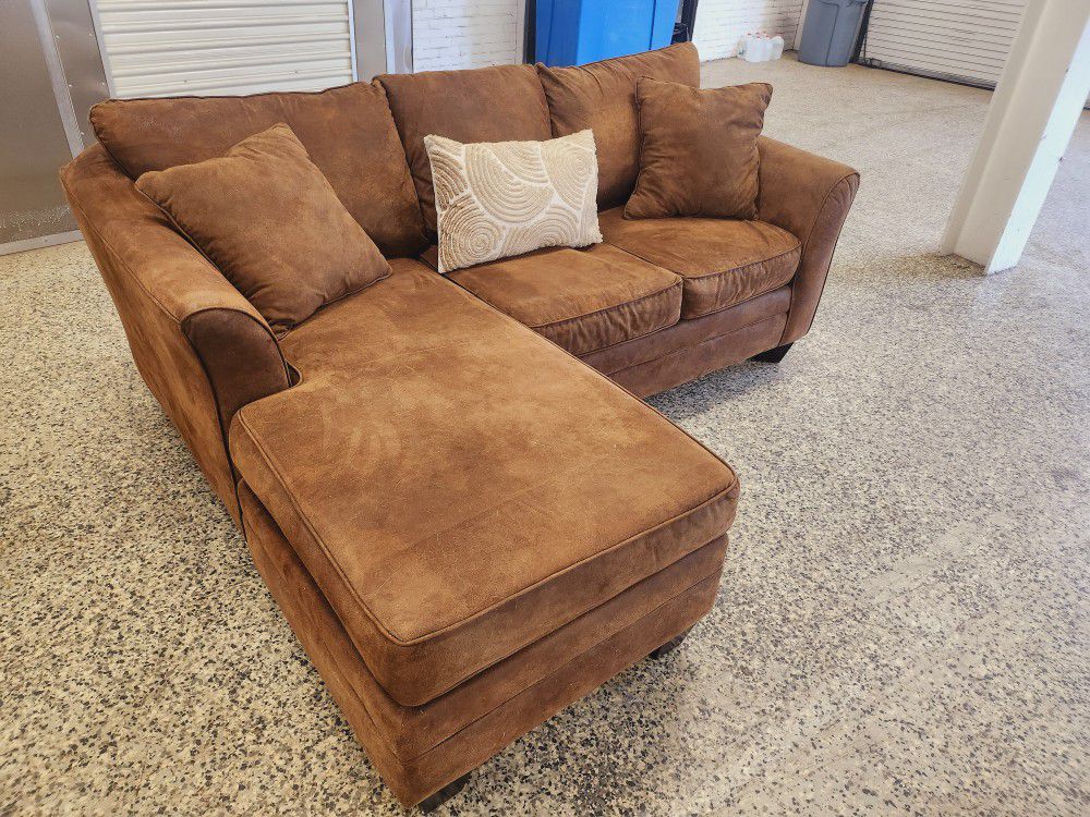 Sectional Couch (I CAN DELIVER)