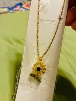 Gold Flower Pendant Necklace