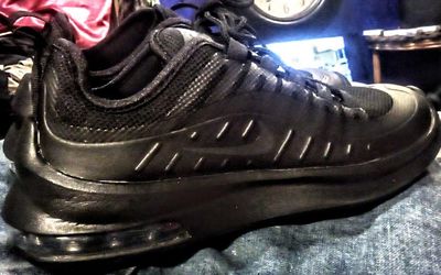 Women's AirMax Axis Size7