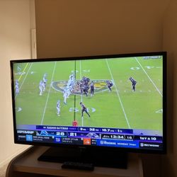 SAMSUNG Smart TV , 40”. Works Perfect, Beautiful Picture, Very Little Use. TV Stand & Original Remote Included . 