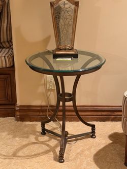 Elegant Round Glass Top Accent Table – Traditional Styl