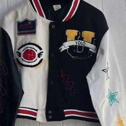 una chaqueta universitaria recortada de estilo Y2K con parches bordados y bloques de color, comúnmente comercializada por marcas como JJdocvanatic. C