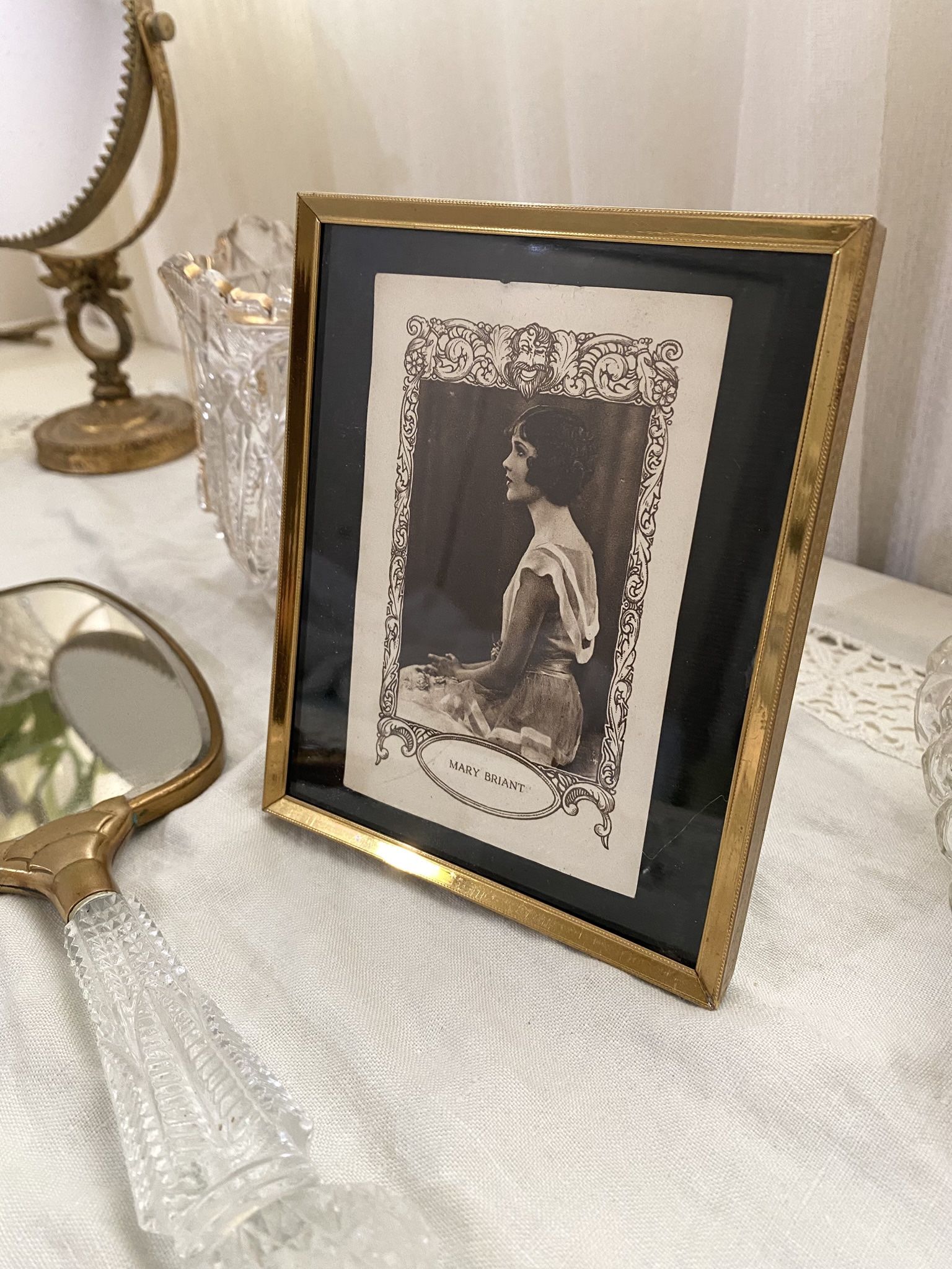 🌿 Gorgeous antique 1920’s actress card framed 