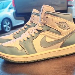 Women's Size 7 Nike AIR JORDAN 1 RETRO MIDB