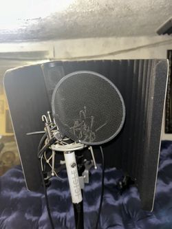 Sterling Mic w/stand and wire 