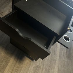 2 Black Styling Stations 