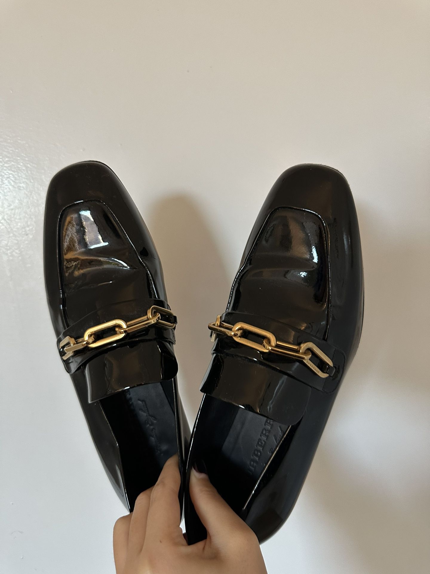 Burberry Chillcotpatent Leather Loafer With Gold Chain 
