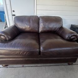 Brown Leather Loveseat – Classic Style, Super Comfortable