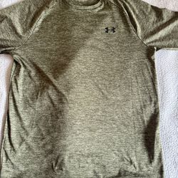 Med Under Armour shirt
